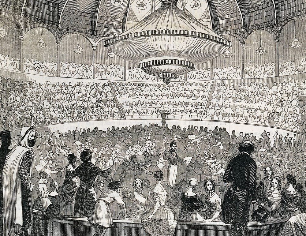 Gravure de 1845 : Berlioz dirige un orchestre de plusieurs centaines de musiciens devant une salle comble, au Cirque-Olympique des Champs-Élysées.
