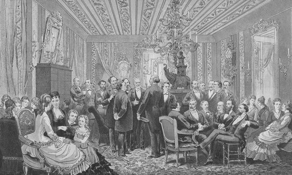 Estampe de 1875 : une trentaine d'invites reunis dans le salon de Victor Hugo, debout en cercle ou assis autour du guéridon.
